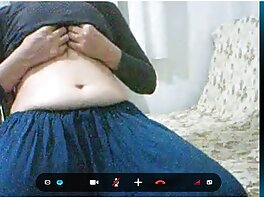 Platina-blond huvud för riskfylld svensk gratis porrfilm offentlig plog