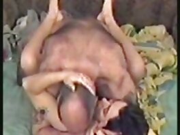 Tre tyska MILFs i strumpor gör romantisk sexfilm unga stud