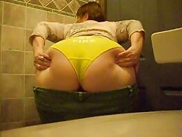 Stora tuttar MILF har bästa vän att tillbringa ensamma nätter med långa sexfilmer